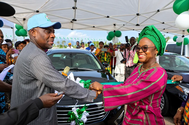 Presentation of Car Prize to Adeola Olufunke Akinsulure, Second Runner-Up, Best Public Senior Secondary School Teacher, by Dr. Maruf Tunji Alausa, CON, Honourable Minister of Education